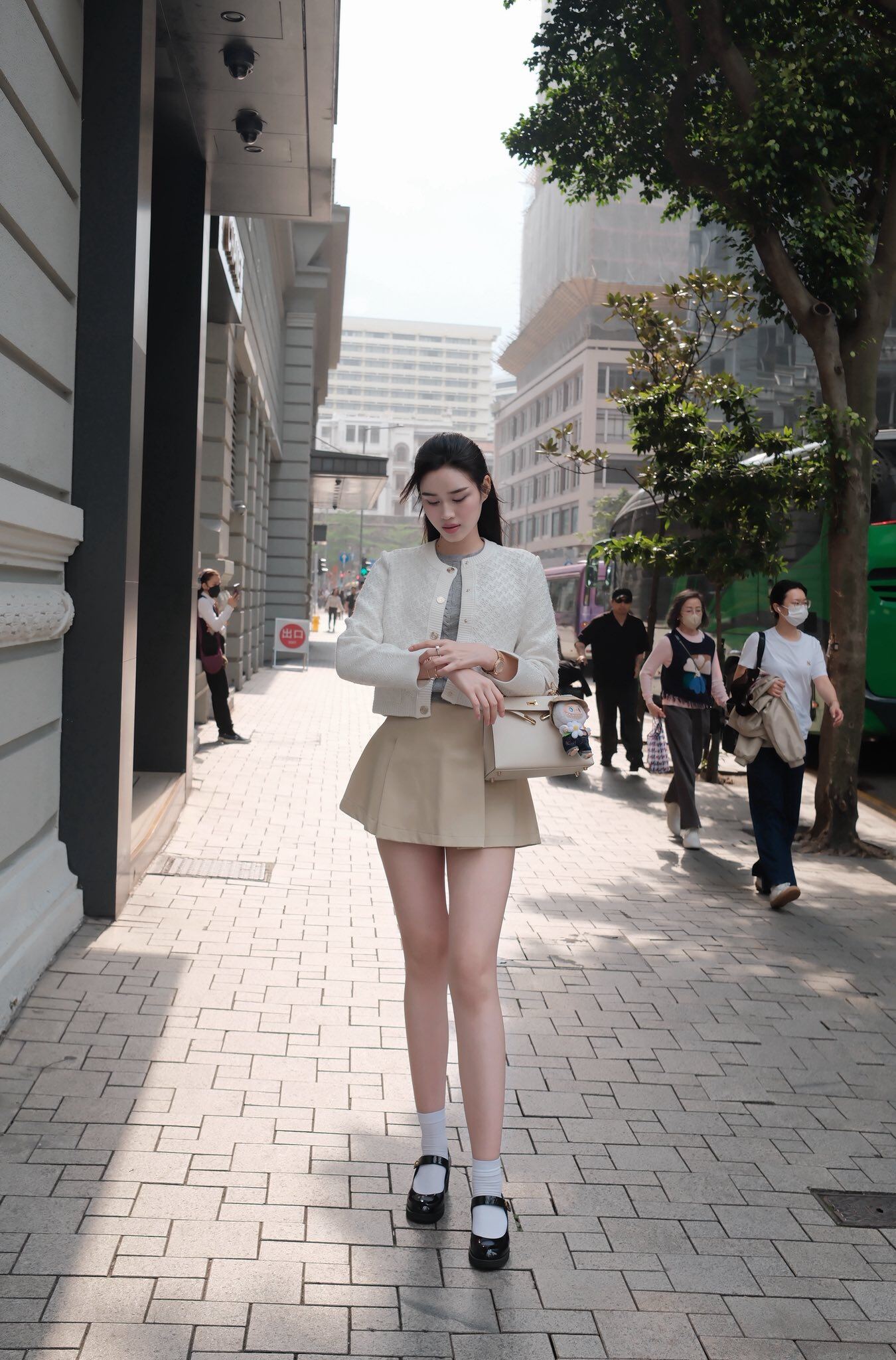 Hoa hậu Đỗ Thị Hà khoe amp;#34;cặp kiếm Nhậtamp;#34; dài 1m11 trứ danh trong bộ ảnh cưới đẹp như tranh ở Paris - 11