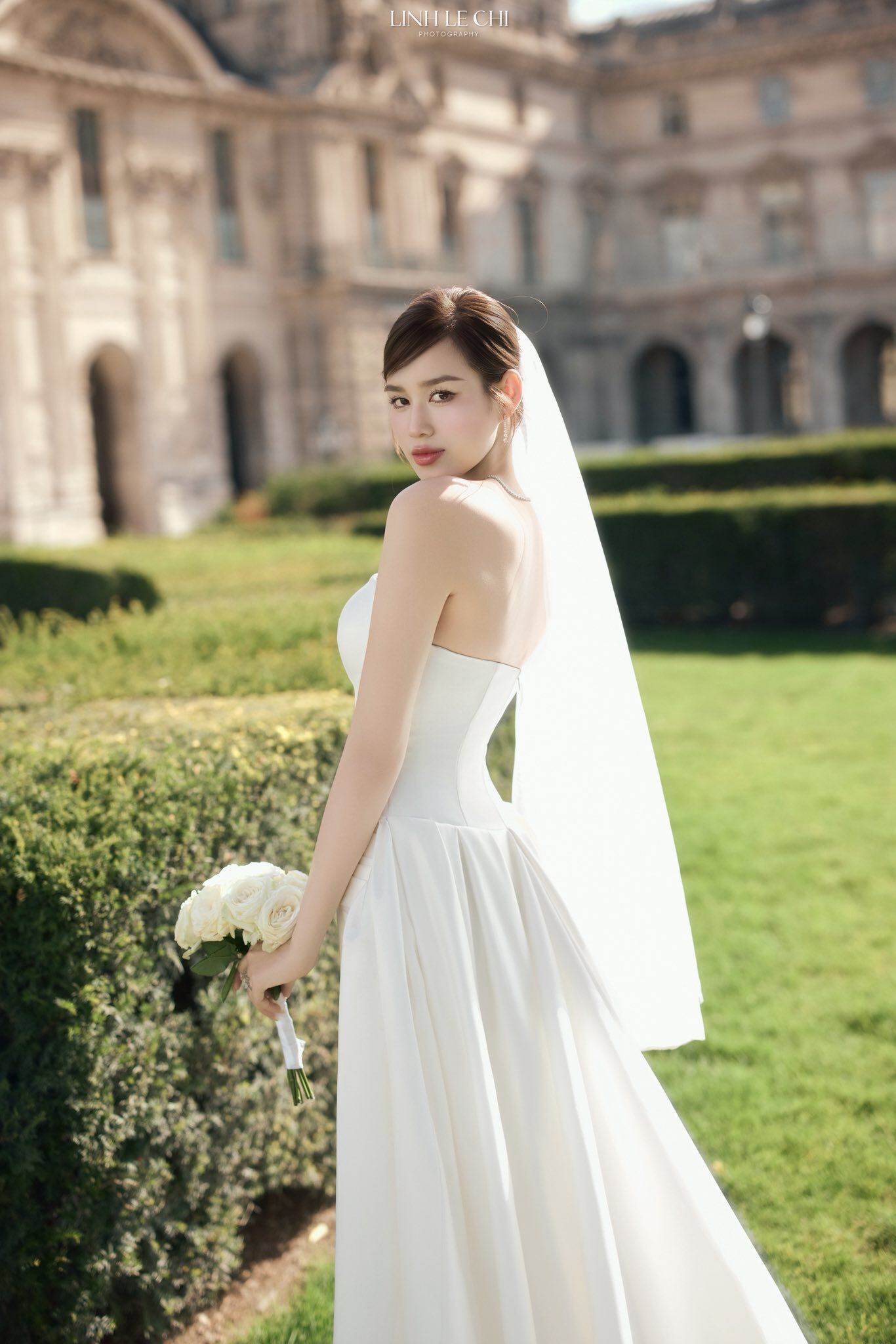 Hoa hậu Đỗ Thị Hà khoe amp;#34;cặp kiếm Nhậtamp;#34; dài 1m11 trứ danh trong bộ ảnh cưới đẹp như tranh ở Paris - 2