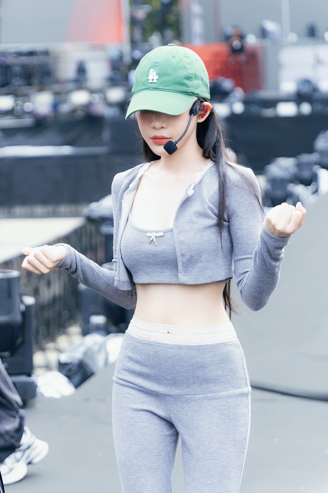 Thân hình đồng hồ cát với vòng eo siêu nhỏ đẹp hút mắt của LyLy đủ để khiến bất cứ ai cũng phải dè chừng.