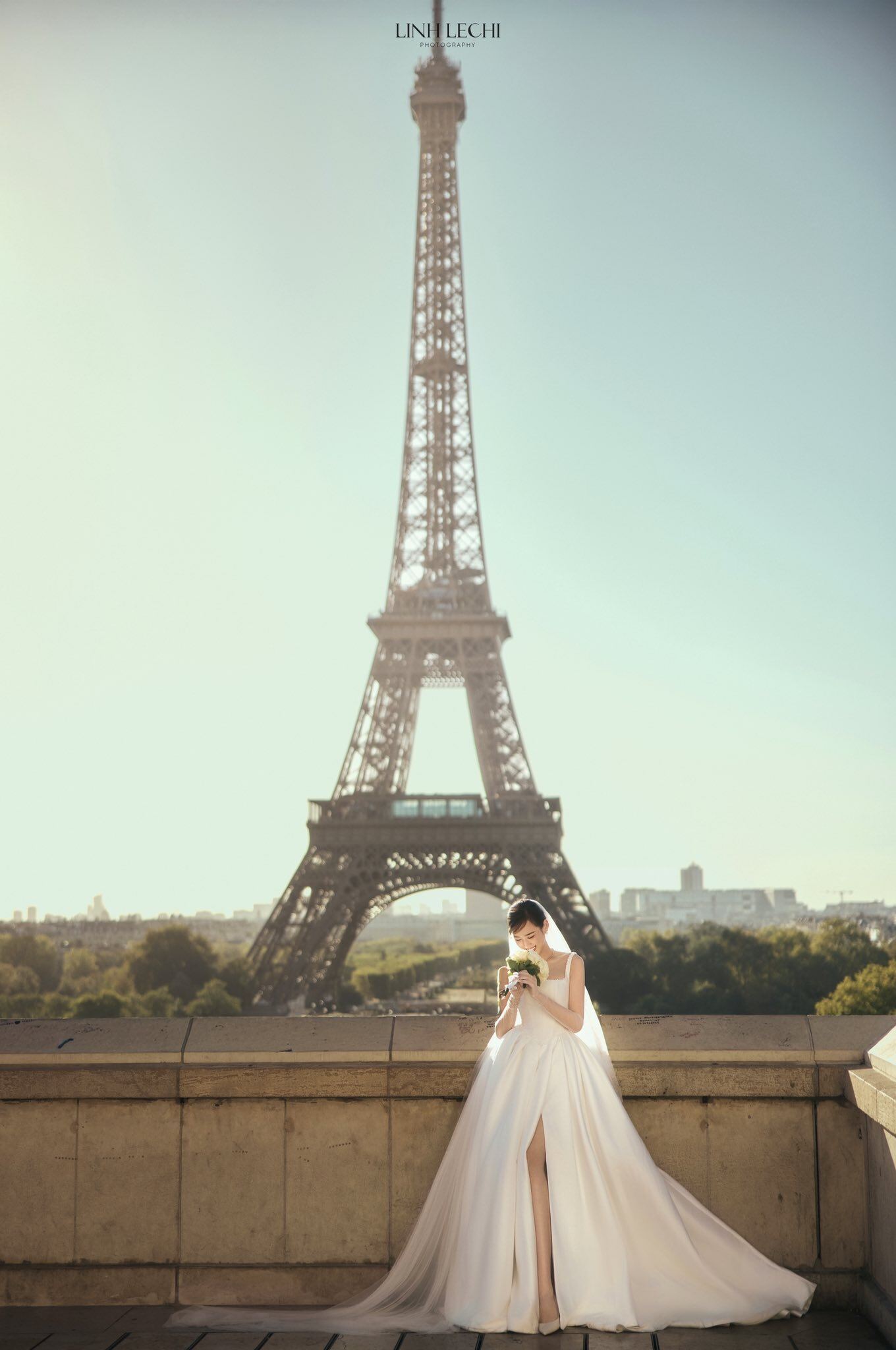 Hoa hậu Việt Nam 2020 chọn một thiết kế váy cưới cổ vuông dáng corset mang hơi thở cổ điển châu Âu. Phần xẻ cao tinh tế ở chân váy không chỉ tôn dáng mà còn làm nổi bật đôi chân dài miên man.