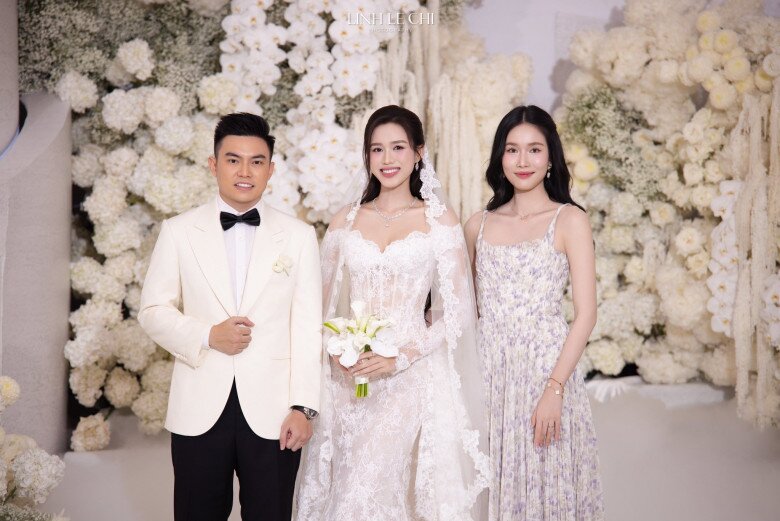 Á hậu 1 Phạm Ngọc Phương Anh đẹp dịu dàng với mẫu váy hoa nhí tím pastel, dáng hai dây bay bổng và lãng mạn. 