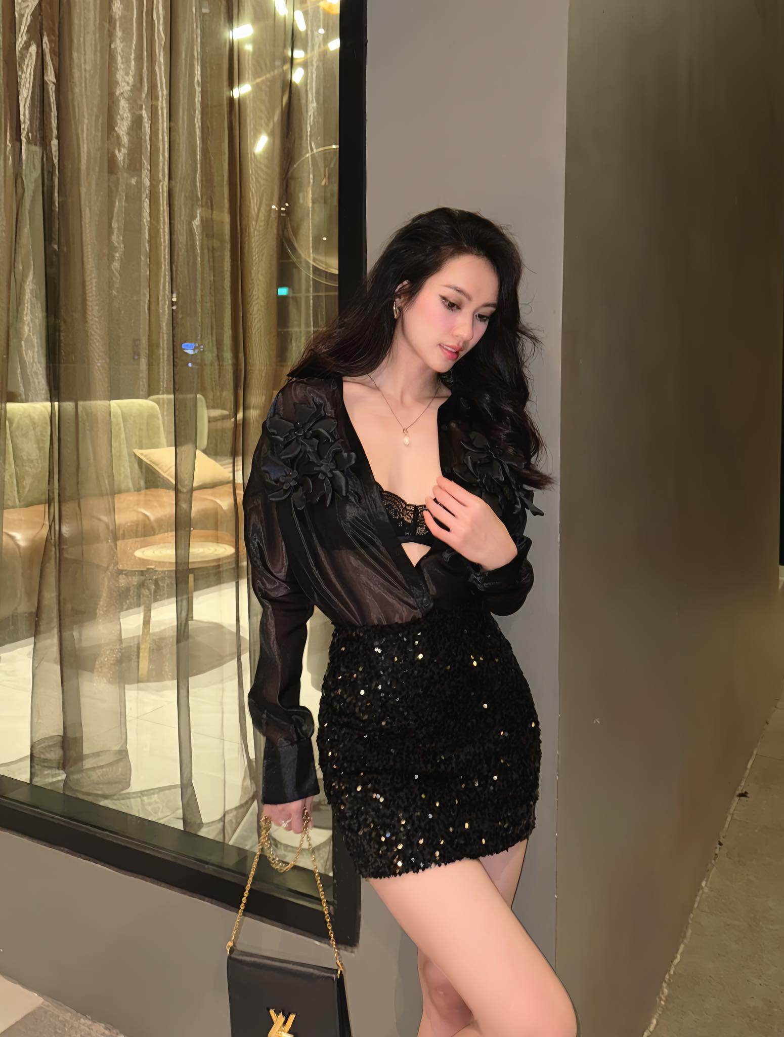  Phong cách bụi bặm, sexy cũng thường được cô ứng dụng ở đời thường.