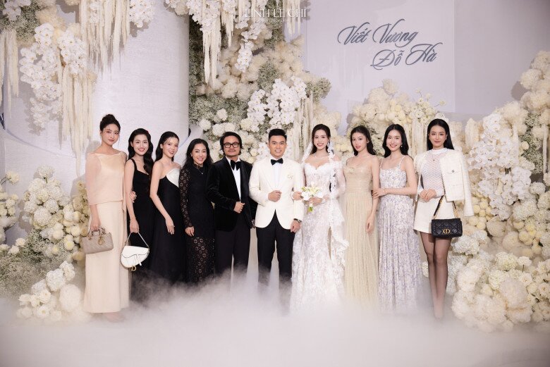 Tối 9/11, Hoa hậu Đỗ Thị Hà và doanh nhân Viết Vương tổ chức tiệc cưới với sự góp mặt của đông đảo bạn bè, đồng nghiệp thuộc giới showbiz. Tiệc cưới diễn ra tại một khách sạn 5 sao ở Hà Nội, các khách mời ăn diện tho dress code của cô dâu, chú rể là các trang phục tông trắng - be - đen - hồng.