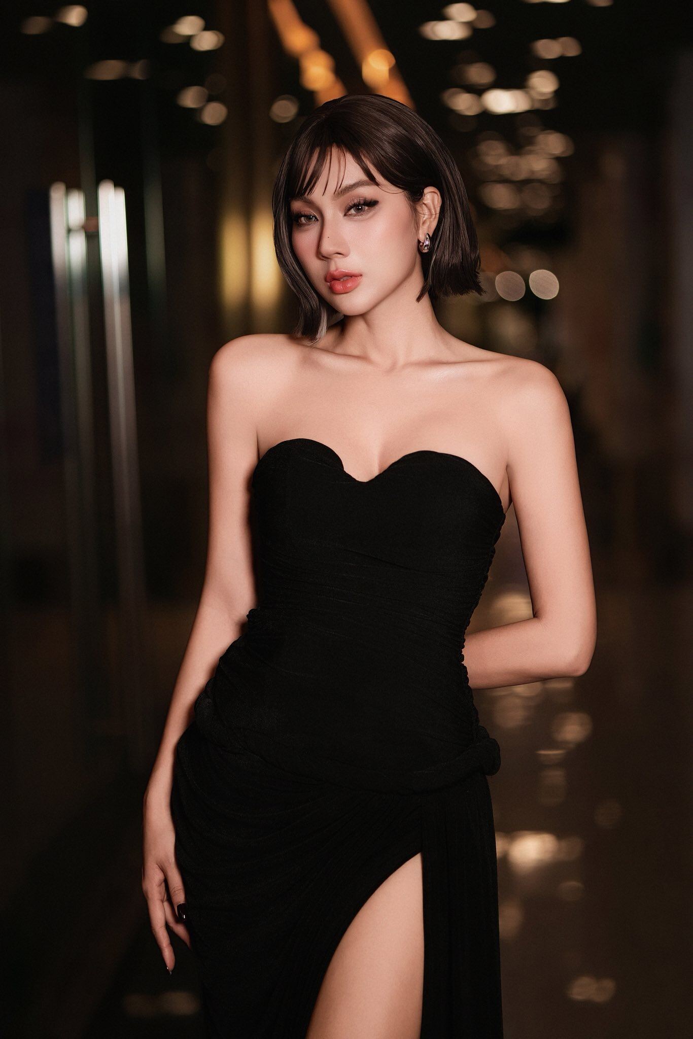 Cô vẫn theo đuổi phong cách gợi cảm nhưng đã tiết chế độ hở hang hơn xưa và hướng tới hình ảnh sang trọng.