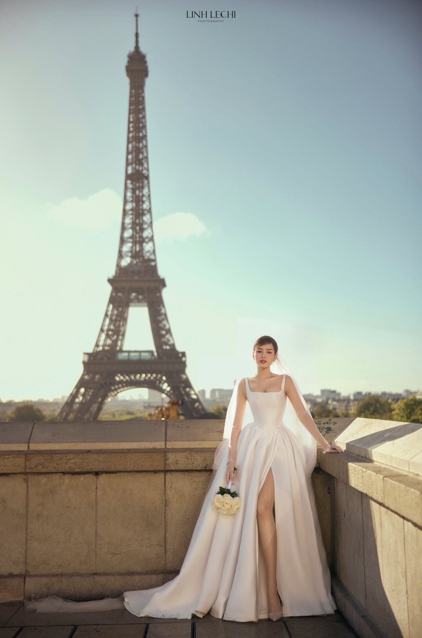 Hoa hậu Đỗ Thị Hà khoe amp;#34;cặp kiếm Nhậtamp;#34; dài 1m11 trứ danh trong bộ ảnh cưới đẹp như tranh ở Paris - 6