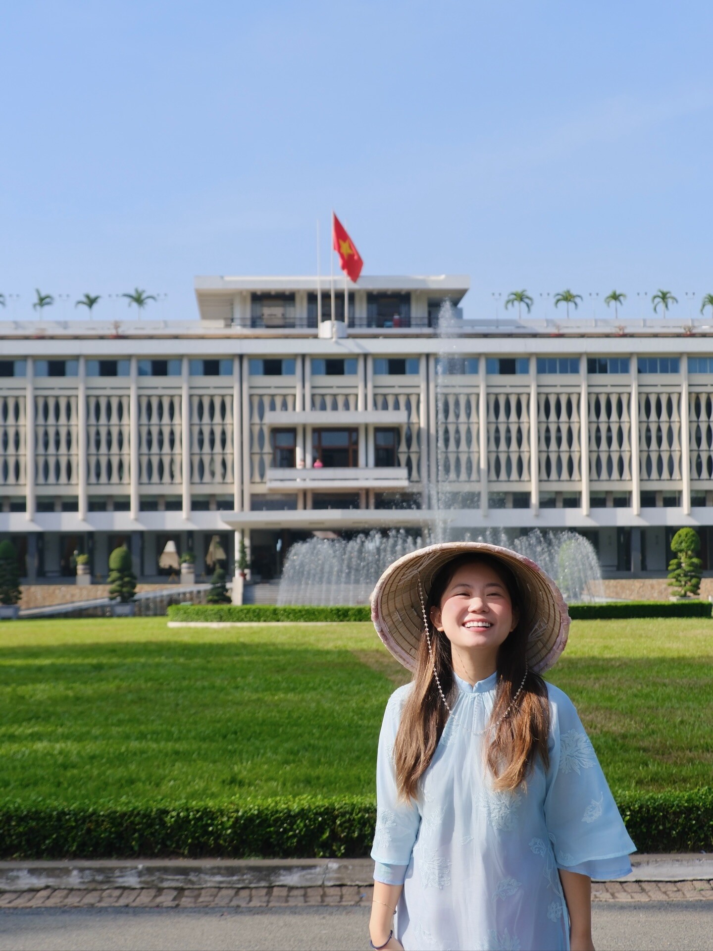 Mạch Khanh có nụ cười tỏa nắng dễ gây được thiện cảm.