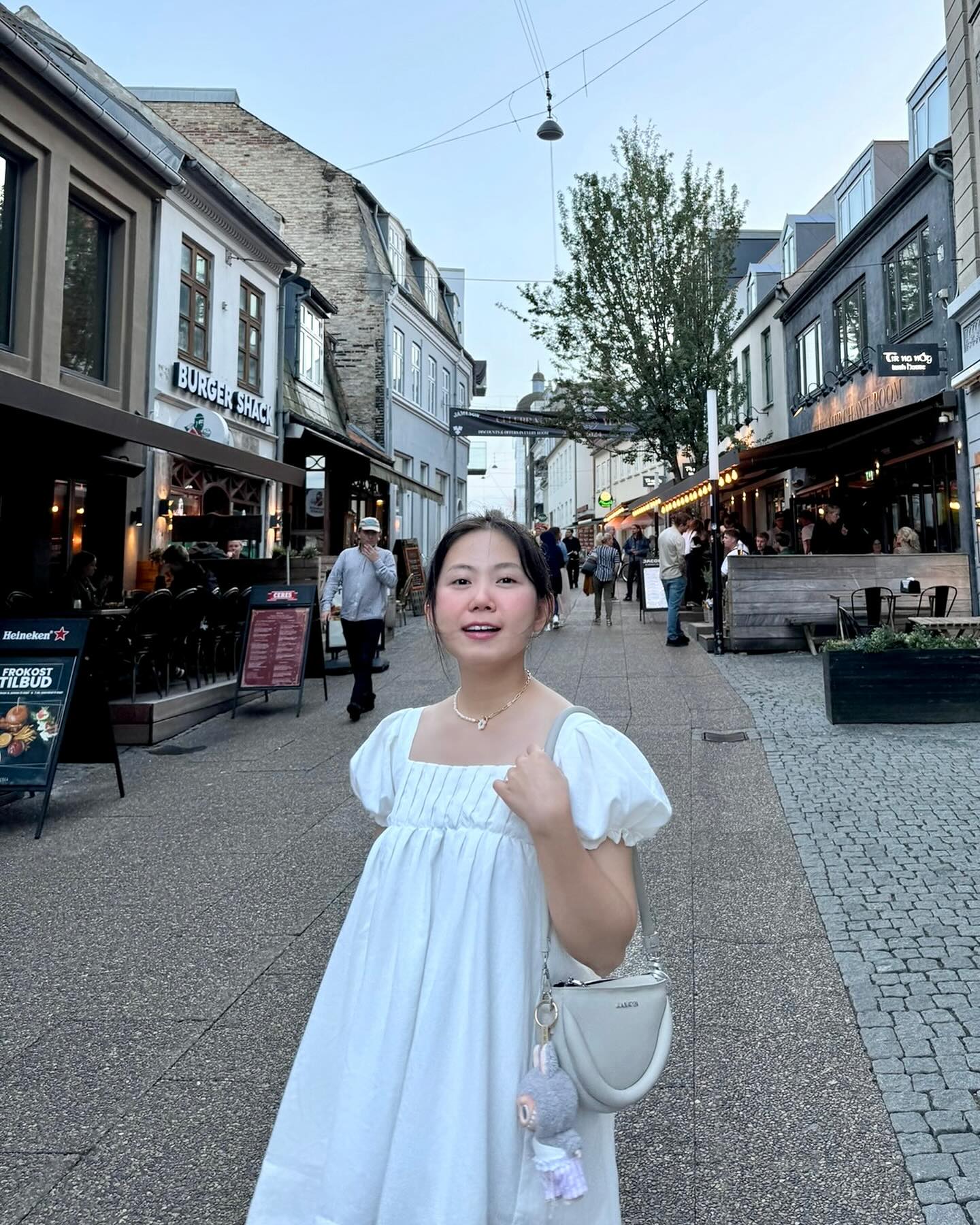 Style ngọt ngào với váy ngắn hay đầm babydoll giúp Mạch Khanh càng thêm tươi trẻ chẳng khác gì nữ sinh cấp 2.