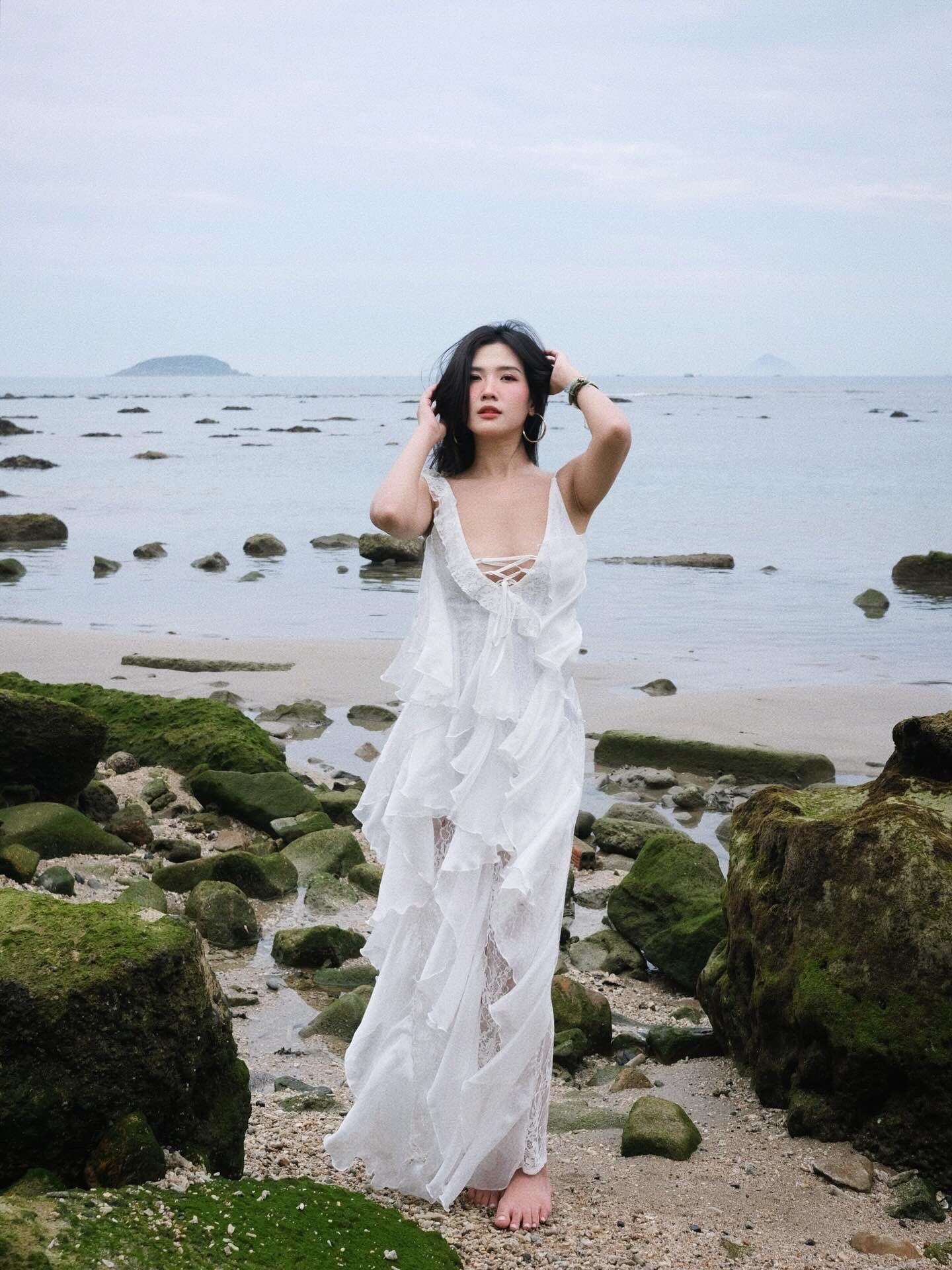 Phong cách thời trang của nàng hot girl ít hở hang mà chỉ khoe vẻ quyến rũ một cách vừa phải với váy ngắn, hở lưng.