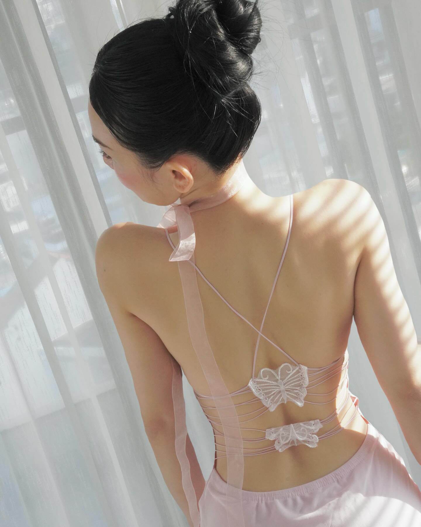 Người đẹp U40 không ít lần tung ra những bộ ảnh diện trang phục cắt khoét hở bạo phô diễn trọn hình thể.