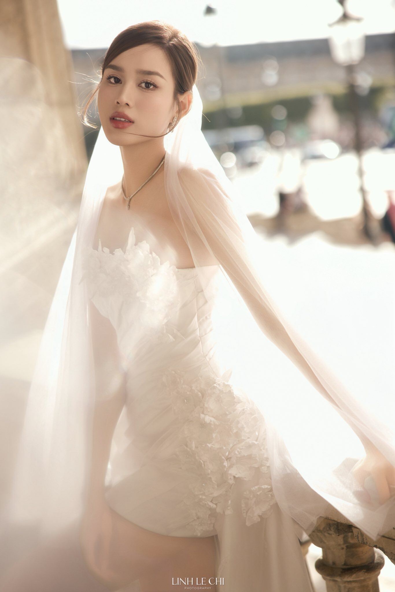 Hoa hậu Đỗ Thị Hà khoe amp;#34;cặp kiếm Nhậtamp;#34; dài 1m11 trứ danh trong bộ ảnh cưới đẹp như tranh ở Paris - 4