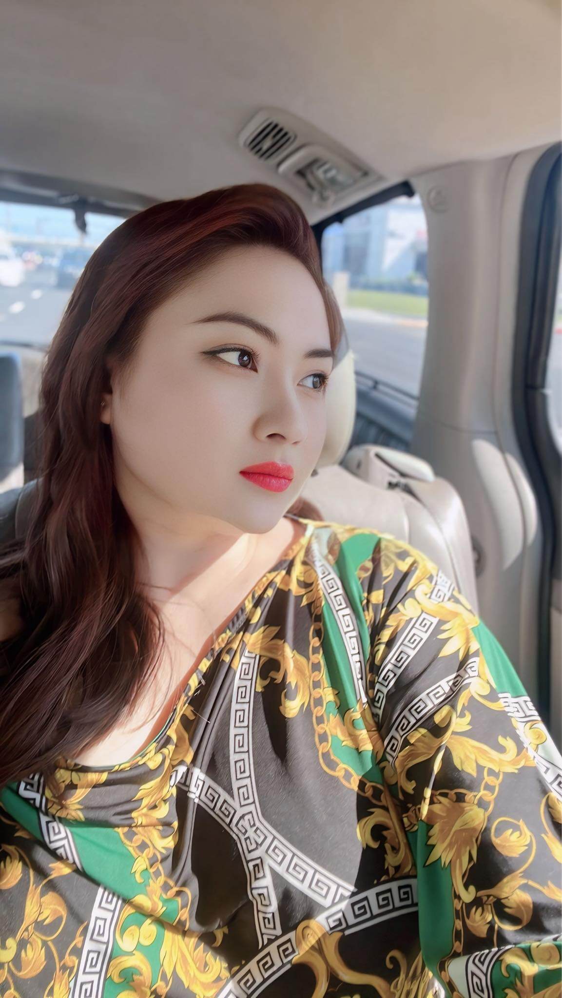 Cô ăn mặc theo phong cách quyến rũ.