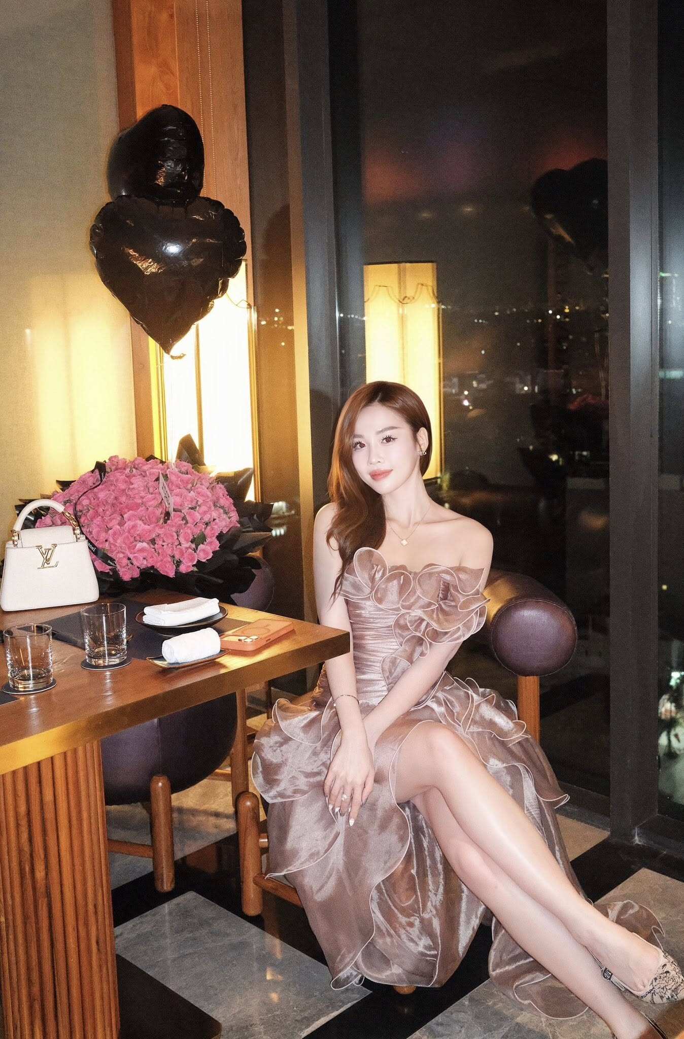 Ngọc Mai có phong cách thời trang lộng lẫy không thua kém gì các hoa hậu hay mỹ nhân trong showbiz.
