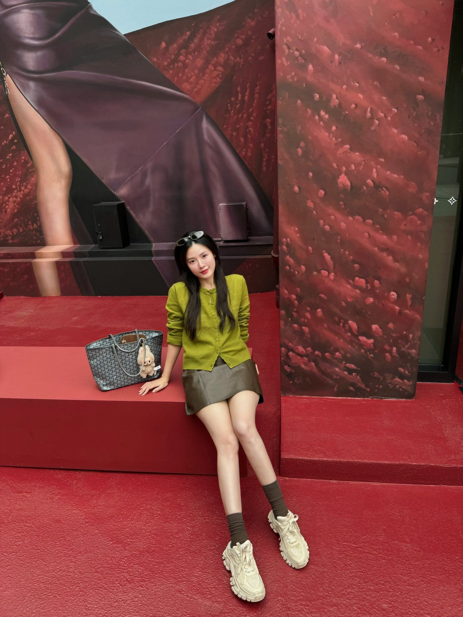 Mặc áo khoác cardigan ngắn nhưng Midu vẫn khéo léo tạo dáng để không lộ phần bụng nhiều.