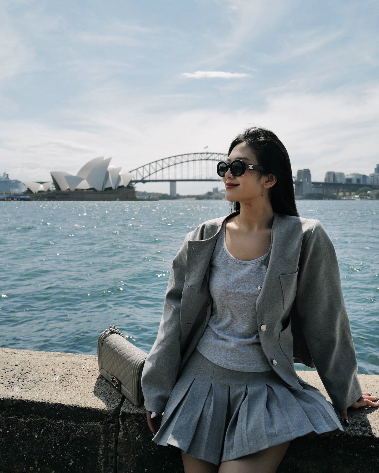 Phong cách thời trang như nữ sinh giúp Chù Disturbia dễ dàng hack tuổi.