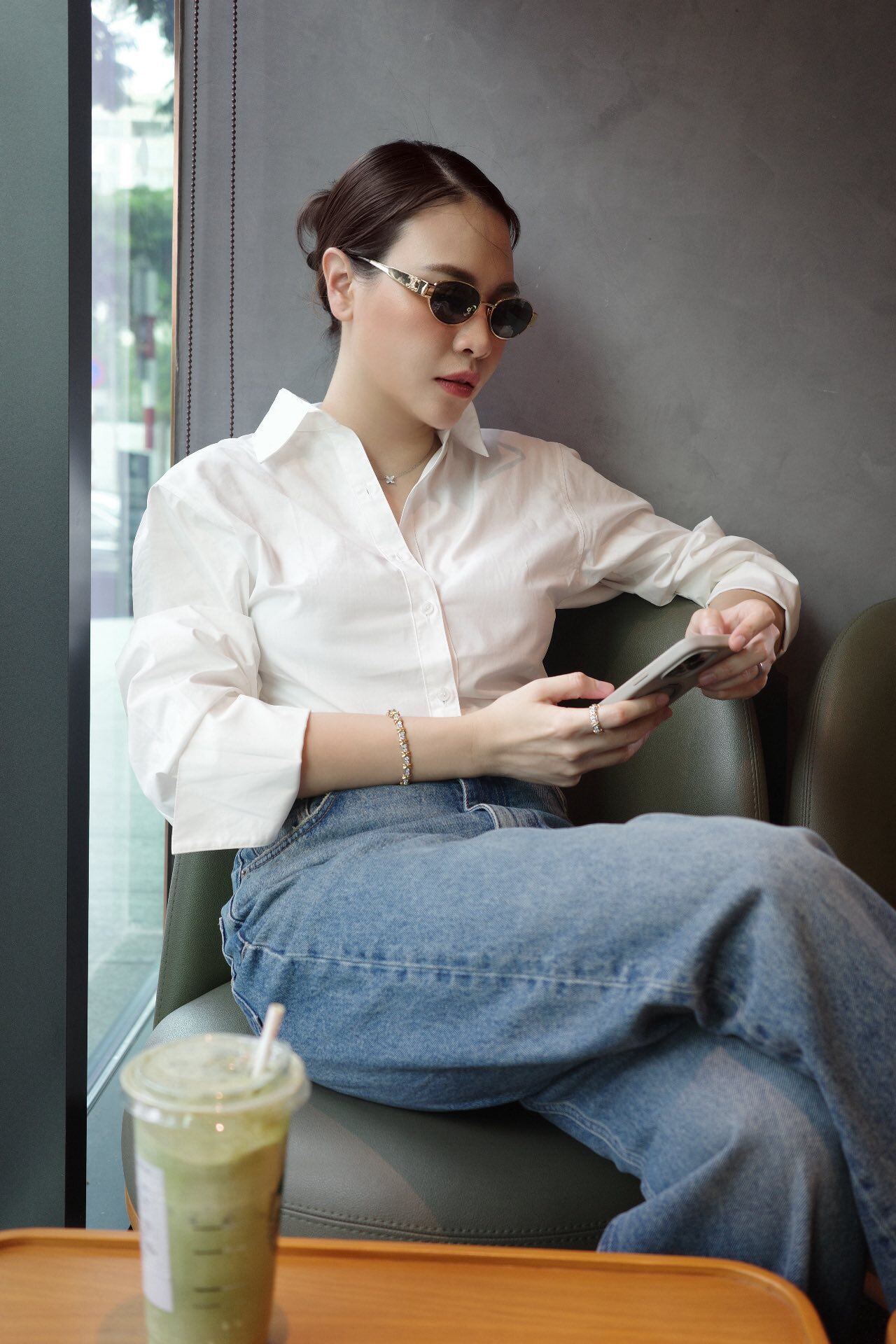 Bà xã Cường Đô La thường xuất hiện với style nữ tổng tài với những items đậm chất công sở thanh lịch.