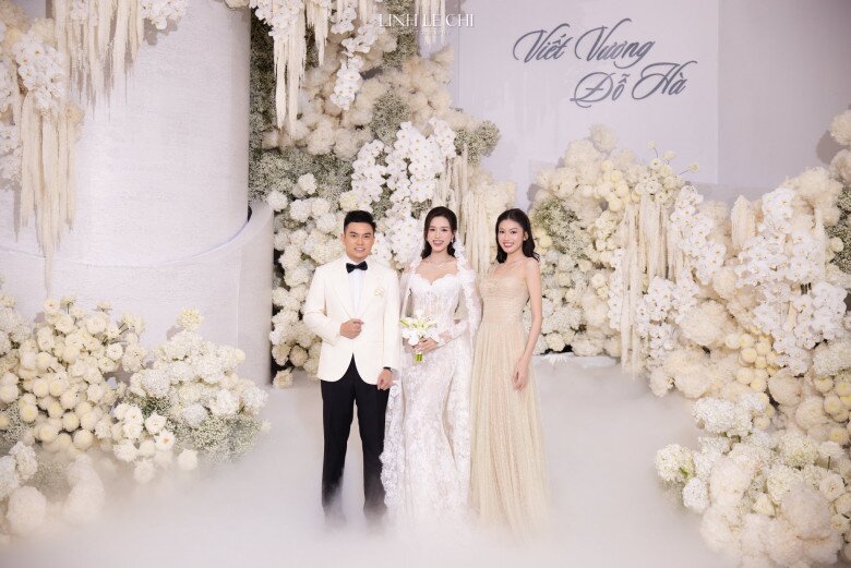 Á hậu 2 Nguyễn Lê Ngọc Thảo diện chiếc váy maxi dáng xòe chất liệu voan mỏng, tông be ngọt ngào tôn lên làn da sáng. Phần cổ áo khoét sâu tinh tế, điểm nơ nhỏ giữa ngực giúp tổng thể vừa gợi cảm vừa thanh lịch.