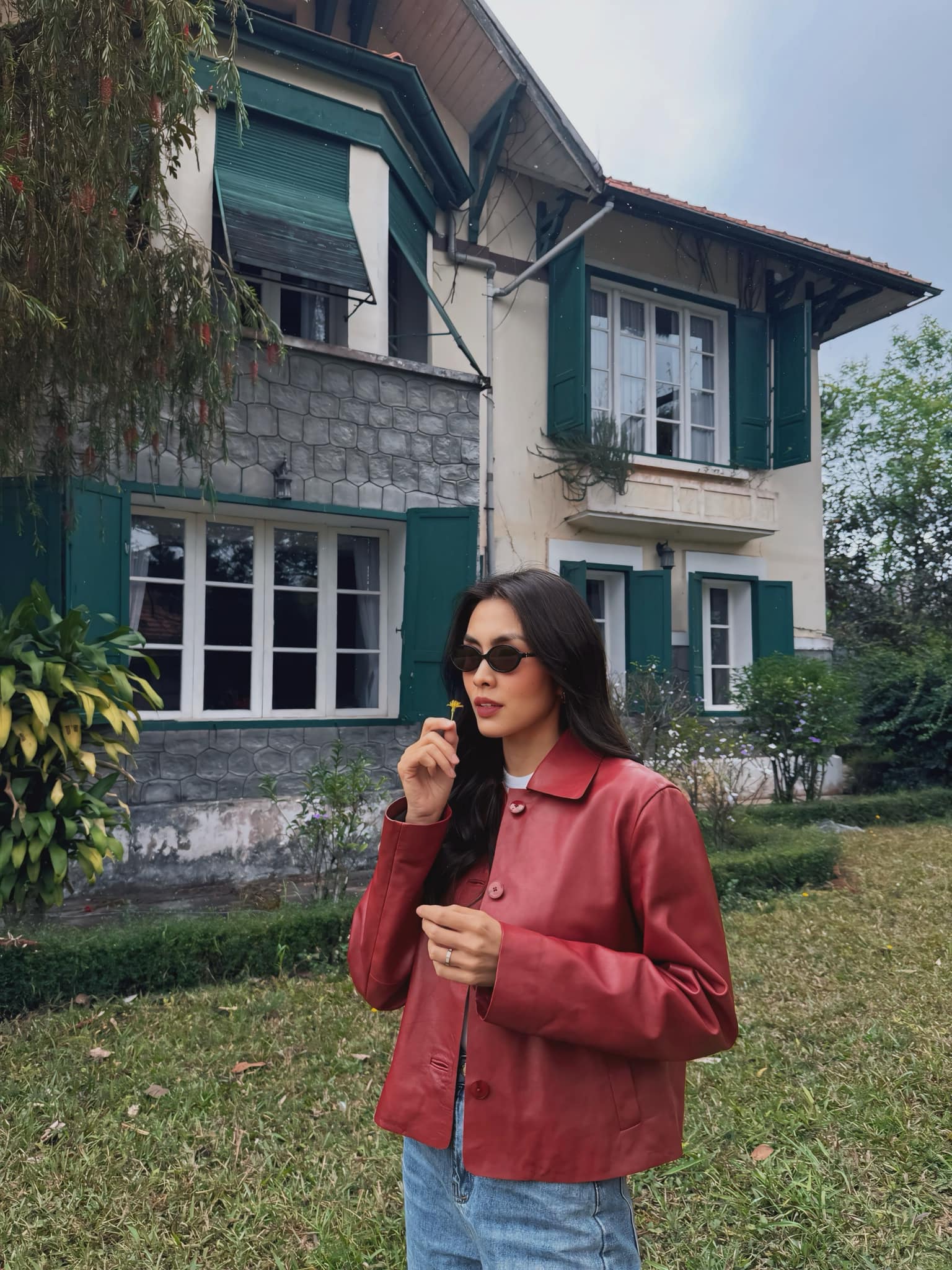 Đôi khi, Tăng Thanh Hà cũng làm mới phong cách bằng những gam màu nổi bật, nhưng vẫn giữ nguyên tinh thần tối giản quen thuộc. Cô không tham chi tiết hay phối quá nhiều màu, thường chỉ giới hạn trong khoảng 2–3 tông màu cho một set đồ.