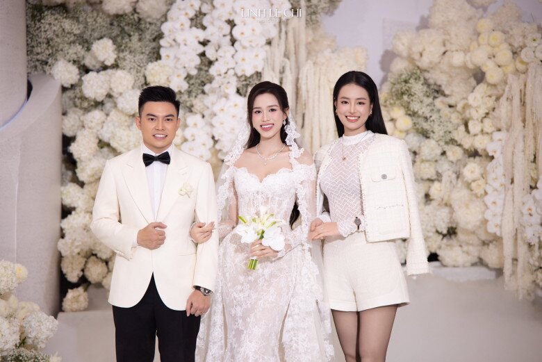 Cũng chọn chất liệu vải tweed để phù hợp với thời tiết đông, Á hậu Khánh Linh chọn tông trắng với áo xuyên thấu dài tay mặc trong kín đáo nhưng vẫn đầy quyến rũ.