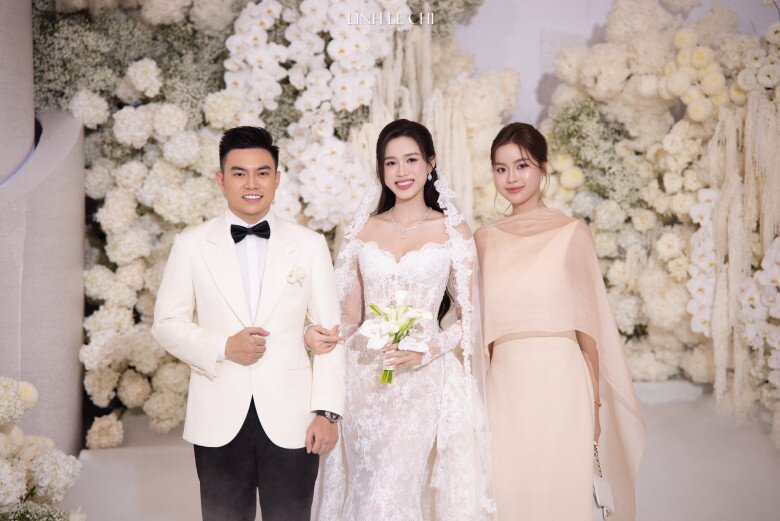 Á hậu Đào Thị Hiền đụng hàng với hoa hậu Lương Thùy Linh khi cũng diện mẫu váy tông hồng kem nhưng cô lựa chọn phối cùng túi xách Chanel trắng trang nhã.