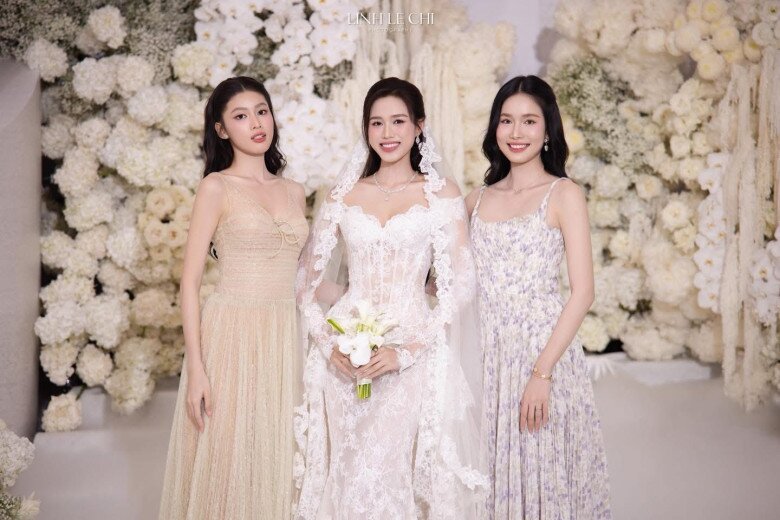 Top 3 Hoa hậu Việt Nam 2020 hội ngộ trong đám cưới của Đỗ Thị Hà khoe nhan sắc rạng rỡ sau 5 năm đăng quang.