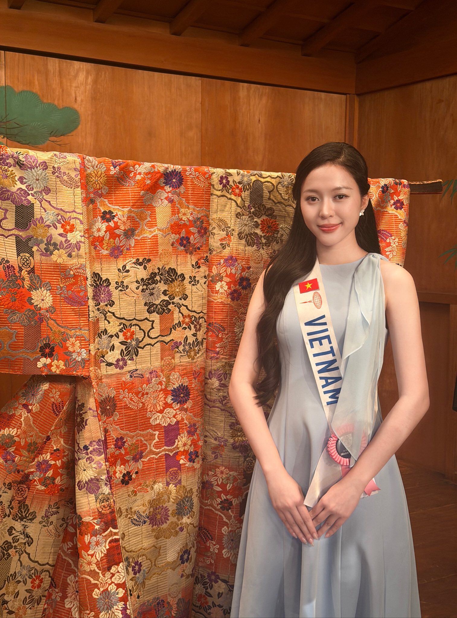 Kiều Duy thể hiện hình ảnh thanh lịch và thân thiện tại cuộc thi.