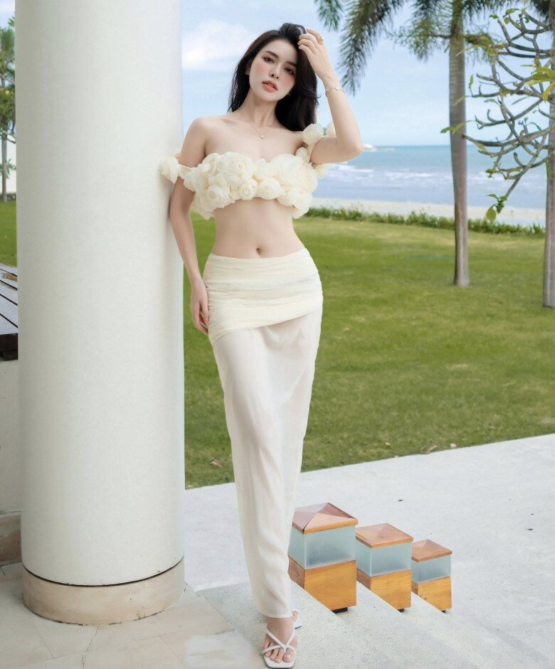 Vòng eo nhỏ nhắn, vóc dáng cáo ráo chẳng hề thua kém hoa hậu, người mẫu.