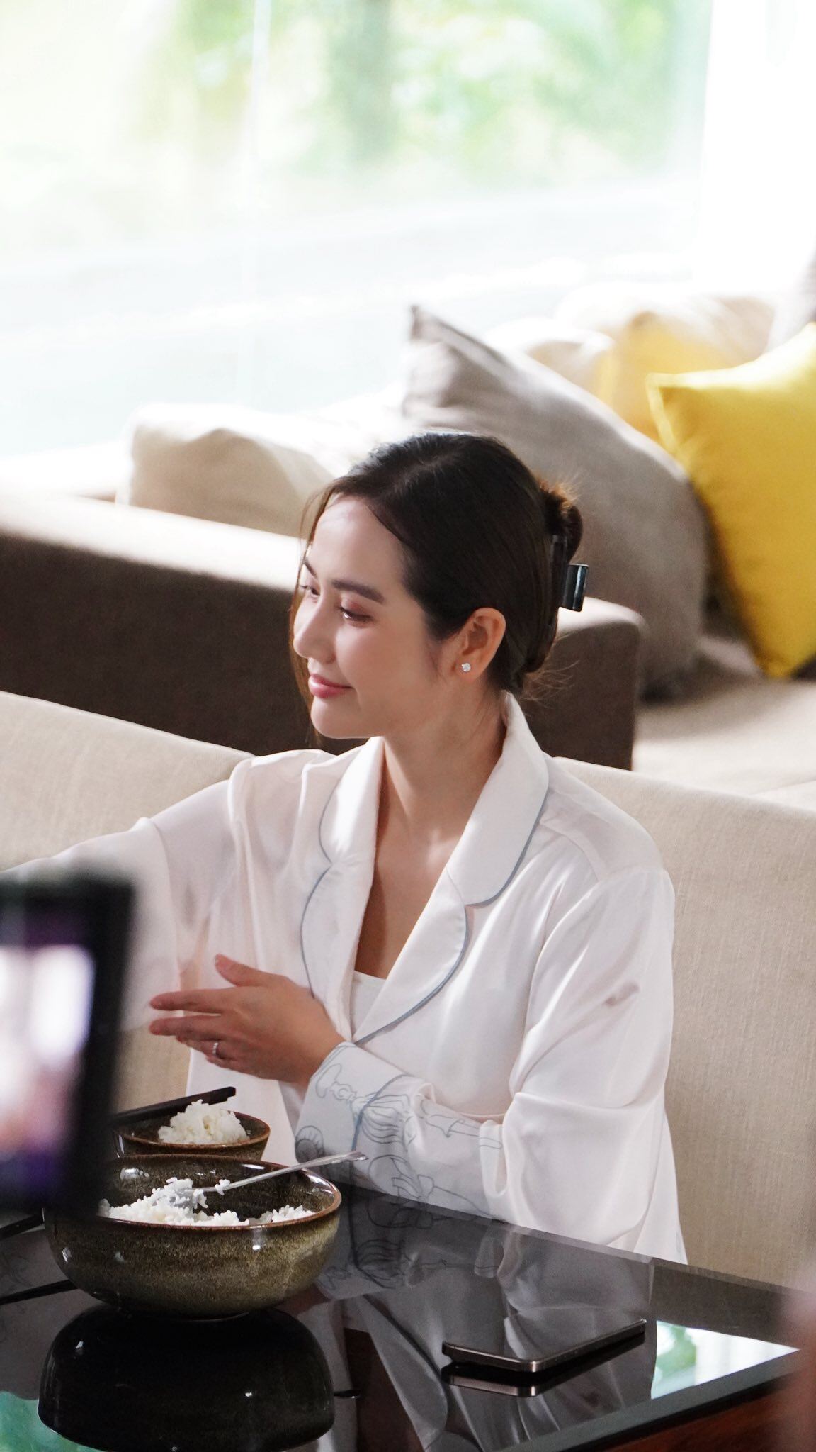 Ngay cả đồ mặc nhà của Huyền Lizzie cũng đẹp mắt khi cô ưu ái chọn những bộ đồ ngủ bằng lụa vừa mềm mại lại toát lên vẻ giàu có.