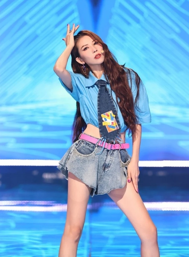 Thân hình thon thả của Thái Thiếu Phân tại show Tỷ Tỷ Đạp Gió Rẽ Sóng từng gây bão.