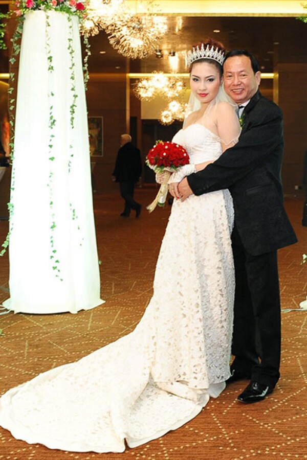 Cả hai mau chóng ly hôn chỉ sau 2 tuần chung sống khiến công chúng không ngừng bàn tán.