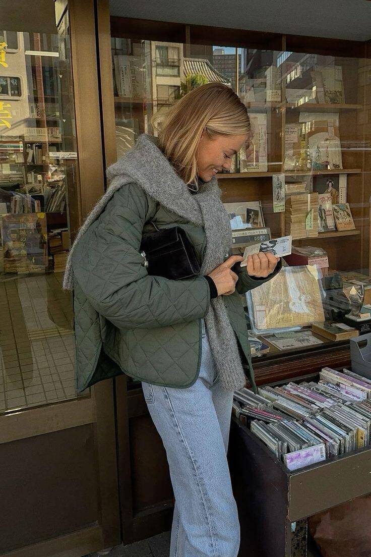 Áo khoác chần bông dáng ngắn nổi bật nhờ thiết kế tối giản nhưng tôn dáng hiệu quả. Phom gọn giúp cân đối phần thân trên và tạo hiệu ứng kéo dài cơ thể, mang đến vẻ ngoài cao ráo, thanh thoát.