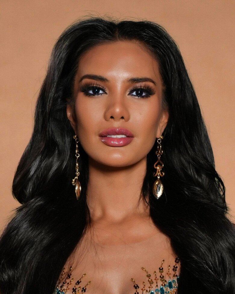 Vina Sitorus là CEO công ty bất động sản. Cô là đại diện Indonesia ở Miss Grand International 2025. Hiện tại, người đẹp vào top 20 phần thi áo tắm, top 8 giải Country’s power of the year.