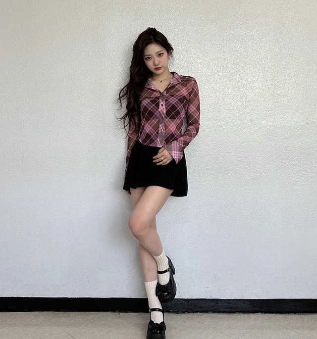 Những cô nàng thích style ngọt ngào hay nữ sinh có thể phối giày Mary Jane với tất cổ ngắn. Chọn tất trắng hoặc đen cơ bản sẽ dễ phối với đủ màu sắc giày. 