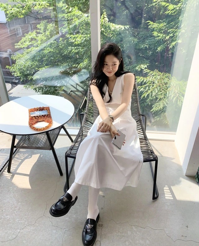 Giày loafer càng thêm tô điểm cho phong cách thời trang học đường cổ điển hoặc chiếc váy trắng tinh khôi đi hẹn hò.