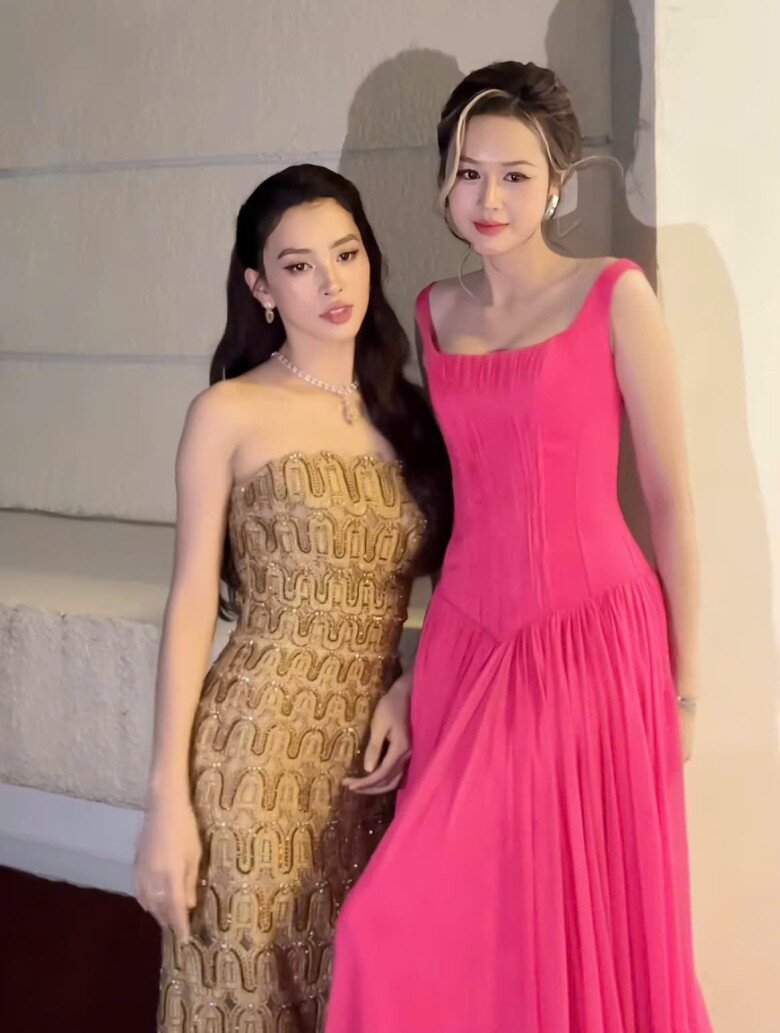 Đọ sắc cùng hoa hậu Tiểu Vy, Anh Phạm chẳng hề kém cạnh về nhan sắc và thậm chí còn được khuyên nên thi sắc đẹp.