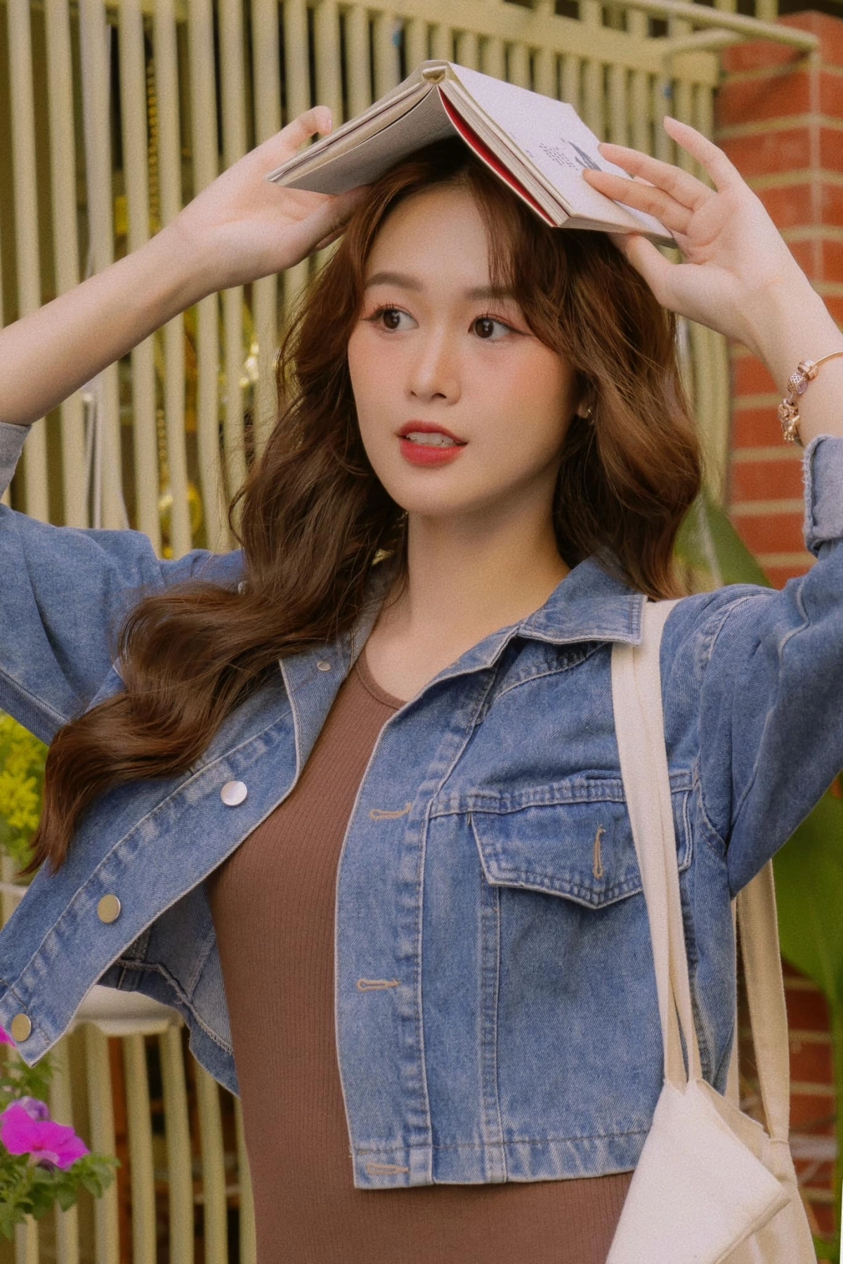 Trang phục jeans trẻ trung, năng động không thiếu trong tủ đồ của người đẹp.