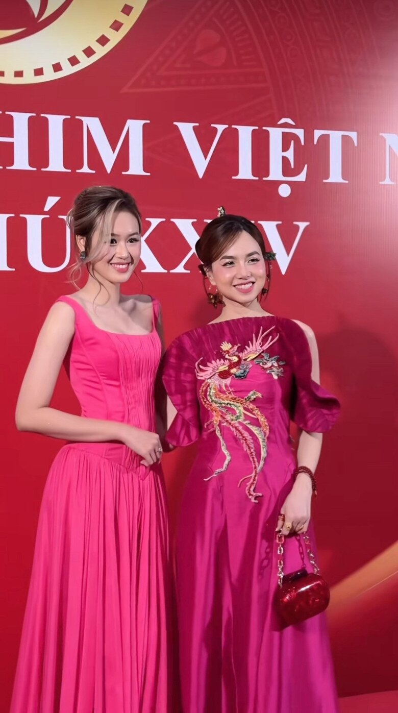 Bạn thân Trấn Thành thắng đời 1-0 khi cưới cô vợ kém 12 tuổi đẹp amp;#34;chấpamp;#34; cả hoa hậu, cân cả kiểu đầm kén người mặc - 4