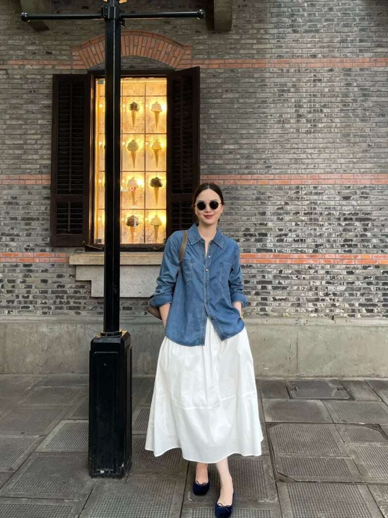 Ngoài phong cách phối denim on denim, chị em có thể mix áo sơ mi denim với quần nâu hoặc váy trắng để tạo nên diện mạo khác biệt.