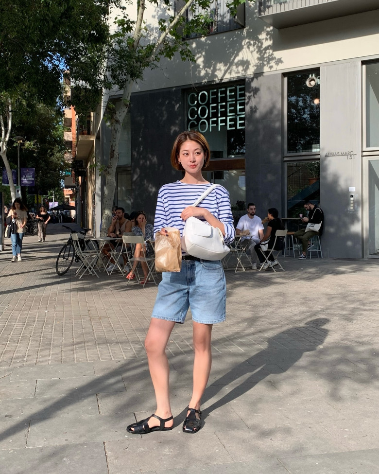 Áo kẻ ngang amp;#34;phủ sóngamp;#34; khắp nơi: 10 kiểu phối đồ giúp chị em tuổi nào diện cũng trông trẻ trung, sành điệu - 10