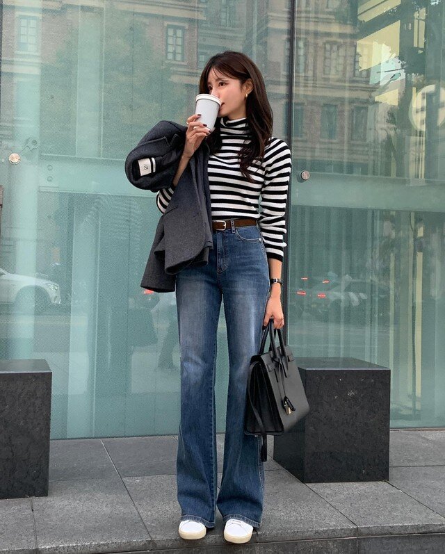 Áo kẻ ngang amp;#34;phủ sóngamp;#34; khắp nơi: 10 kiểu phối đồ giúp chị em tuổi nào diện cũng trông trẻ trung, sành điệu - 5