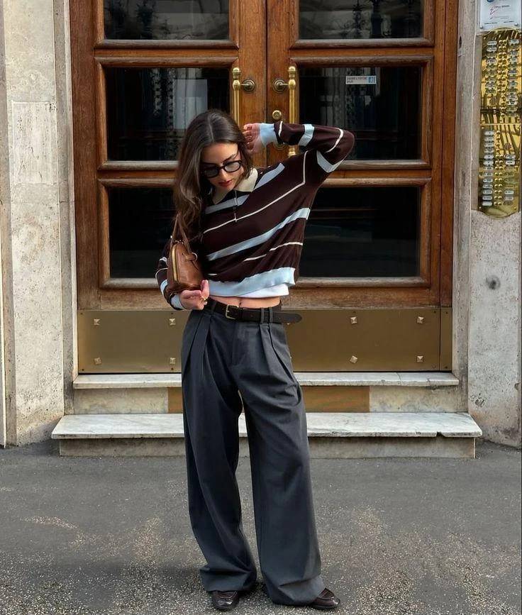 Áo kẻ ngang amp;#34;phủ sóngamp;#34; khắp nơi: 10 kiểu phối đồ giúp chị em tuổi nào diện cũng trông trẻ trung, sành điệu - 1