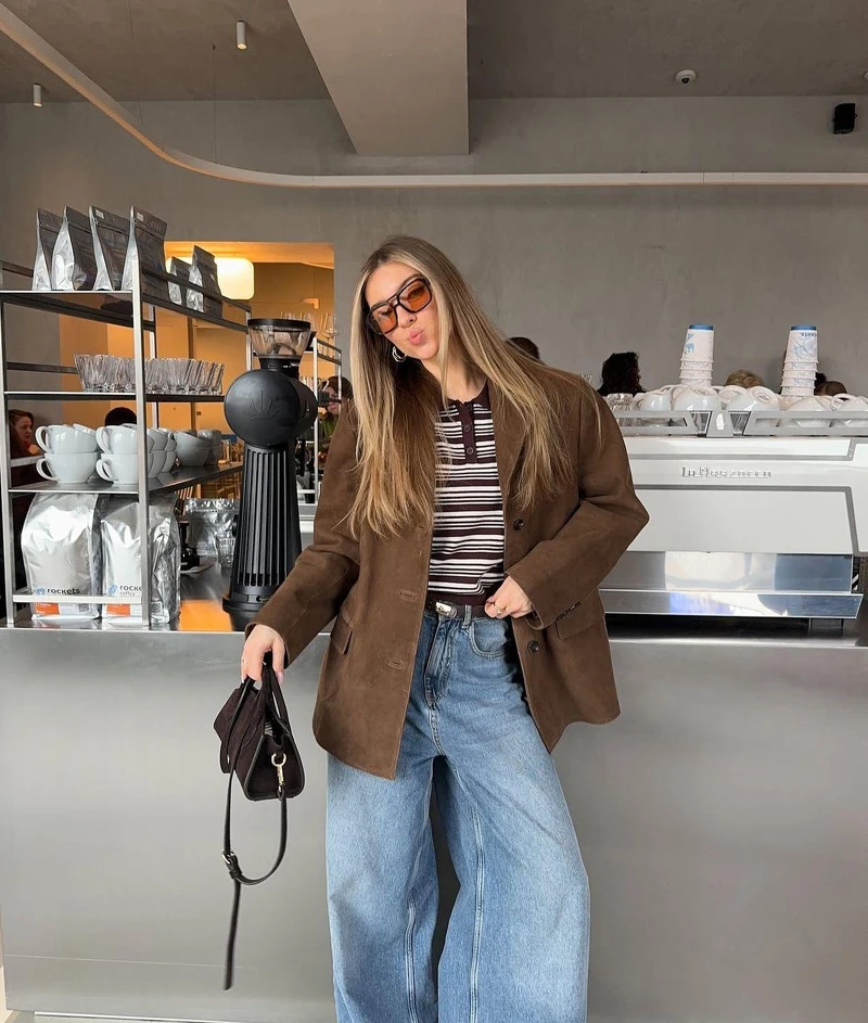 Áo kẻ ngang amp;#34;phủ sóngamp;#34; khắp nơi: 10 kiểu phối đồ giúp chị em tuổi nào diện cũng trông trẻ trung, sành điệu - 3