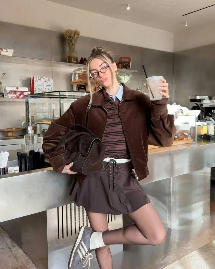 Áo kẻ ngang amp;#34;phủ sóngamp;#34; khắp nơi: 10 kiểu phối đồ giúp chị em tuổi nào diện cũng trông trẻ trung, sành điệu - 4