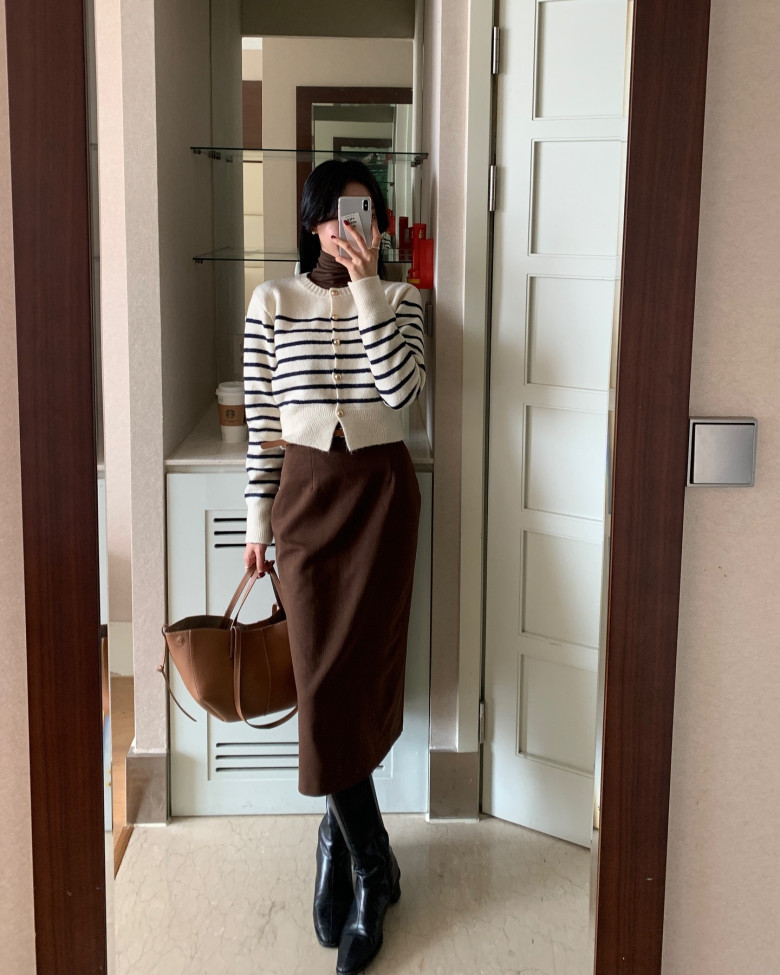 Áo kẻ ngang amp;#34;phủ sóngamp;#34; khắp nơi: 10 kiểu phối đồ giúp chị em tuổi nào diện cũng trông trẻ trung, sành điệu - 8