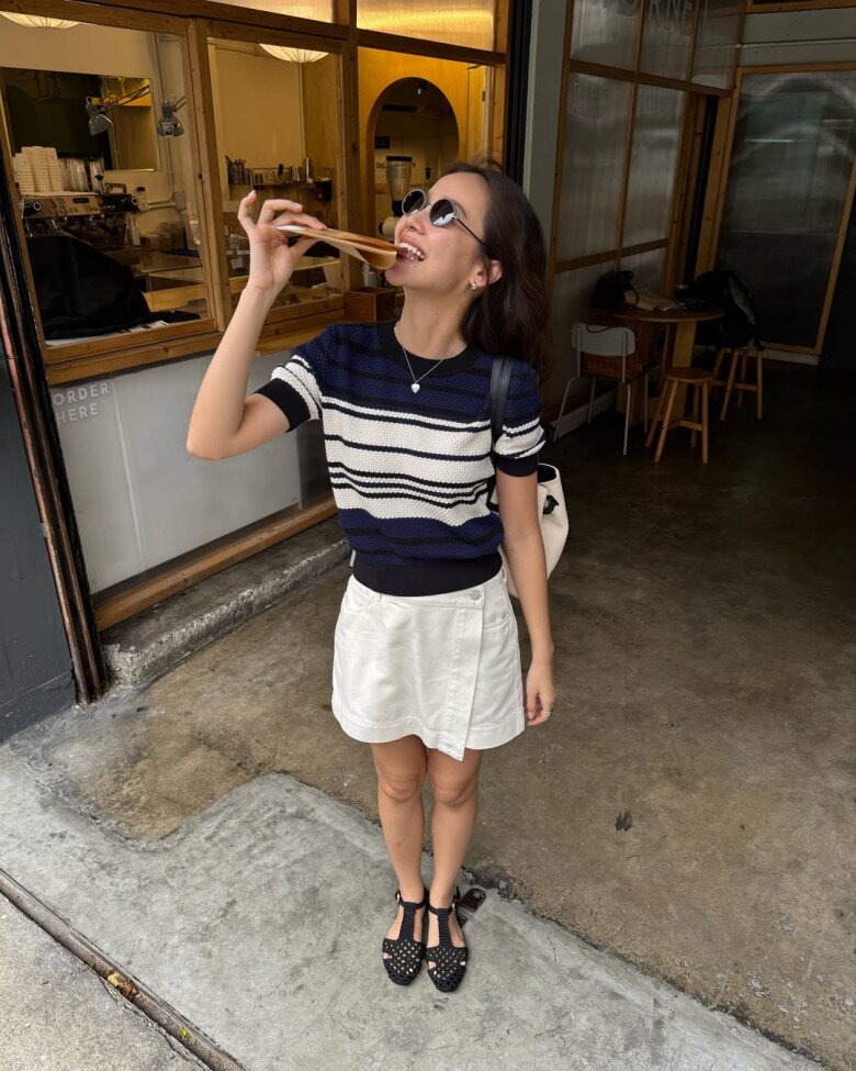 Áo kẻ ngang amp;#34;phủ sóngamp;#34; khắp nơi: 10 kiểu phối đồ giúp chị em tuổi nào diện cũng trông trẻ trung, sành điệu - 9