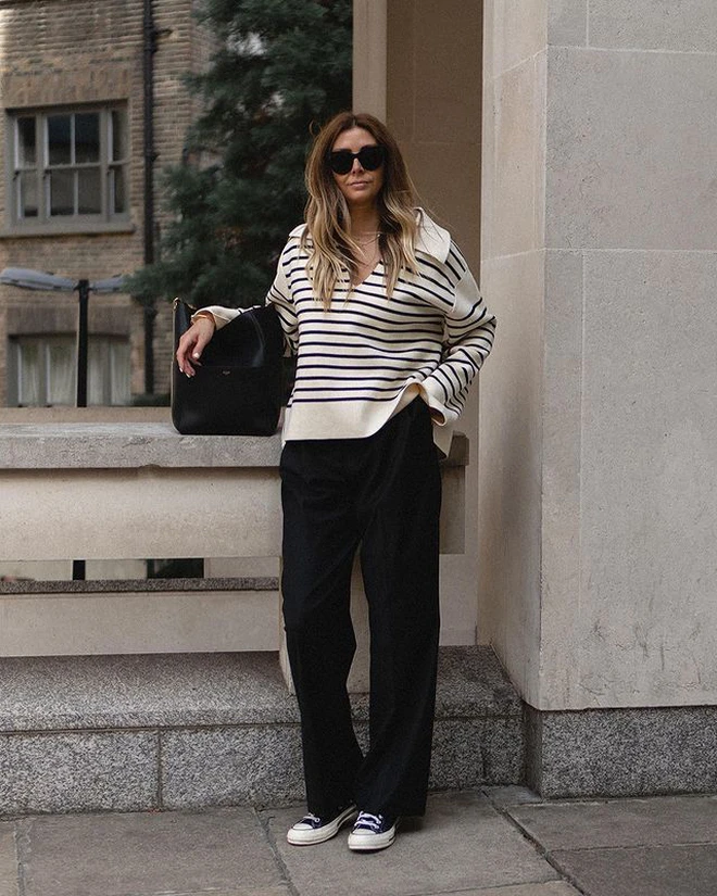 Áo kẻ ngang amp;#34;phủ sóngamp;#34; khắp nơi: 10 kiểu phối đồ giúp chị em tuổi nào diện cũng trông trẻ trung, sành điệu - 2