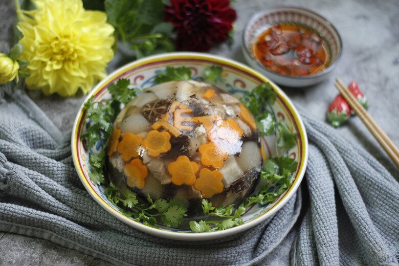 Chuyên gia dinh dưỡng khuyến cáo những người béo phì hoặc rối loạn mỡ máu nên hạn chế món này, bởi thịt đông chứa nhiều chất béo, dễ dẫn đến tăng cân và tăng mỡ máu nếu tiêu thụ quá nhiều.