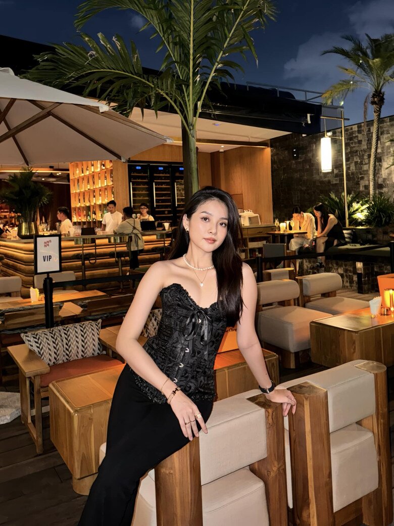 Cũng diện quần nhưng có lúc cô nàng 9x đổi sang style gợi cảm hơn với áo dáng corset.