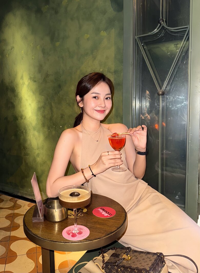 Váy vóc thường ít xuất hiện trong thời trang đời thường của Tam Triều Dâng.