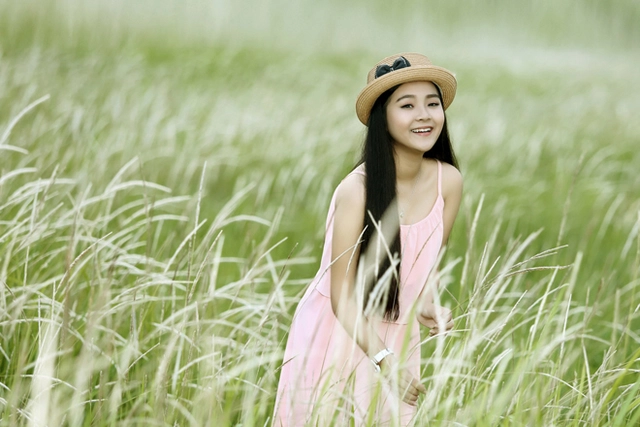 Biểu cảm tự nhiên và nụ cười dịu dàng, ngọt ngào của cô bé từng đốn tim bao người.