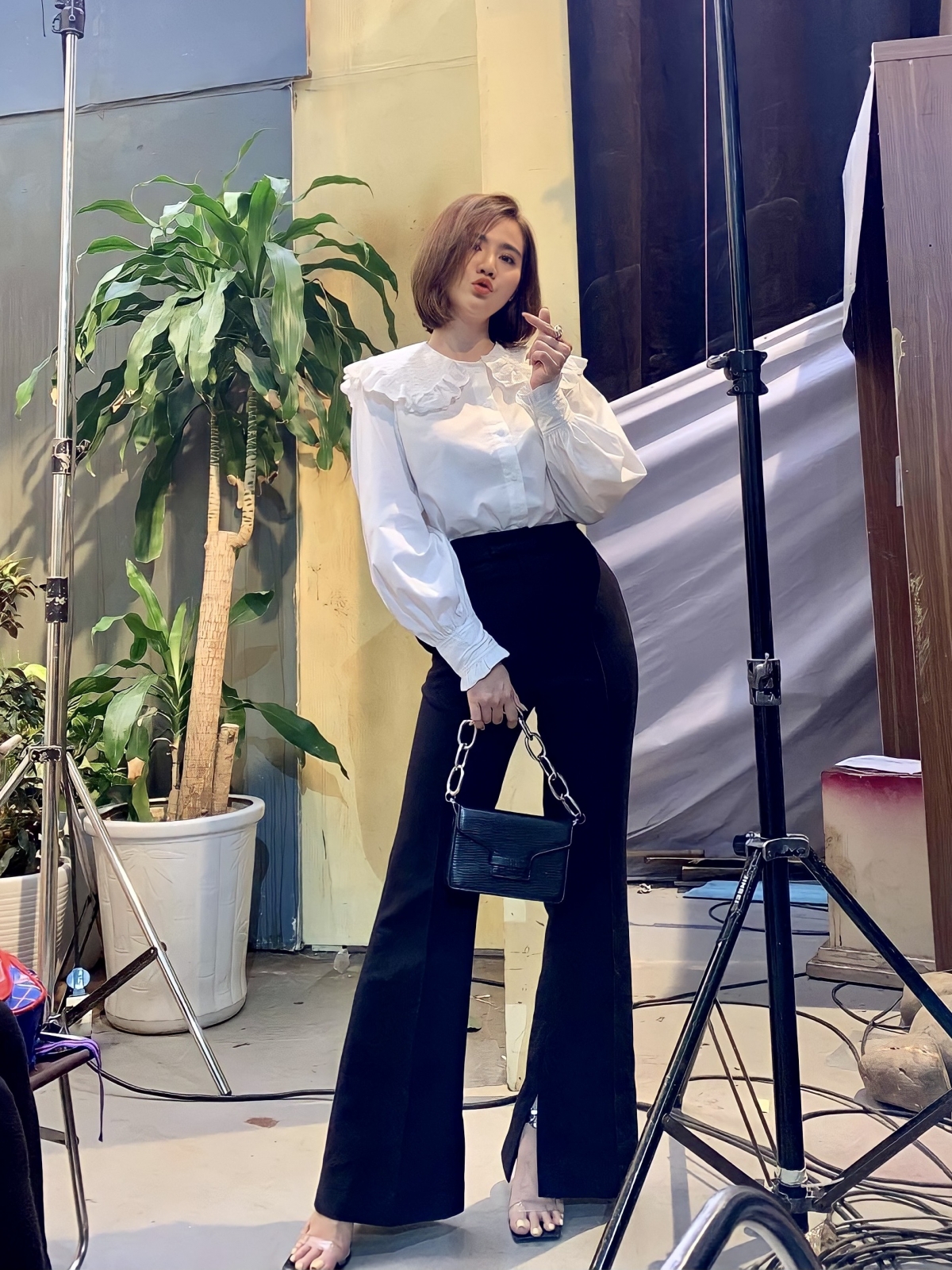 Trước đó, Huyền Lizzie cũng từng nhận “mưa lời khen” với loạt outfit công sở trang nhã, hiện đại và tôn dáng trong Thương ngày nắng về.